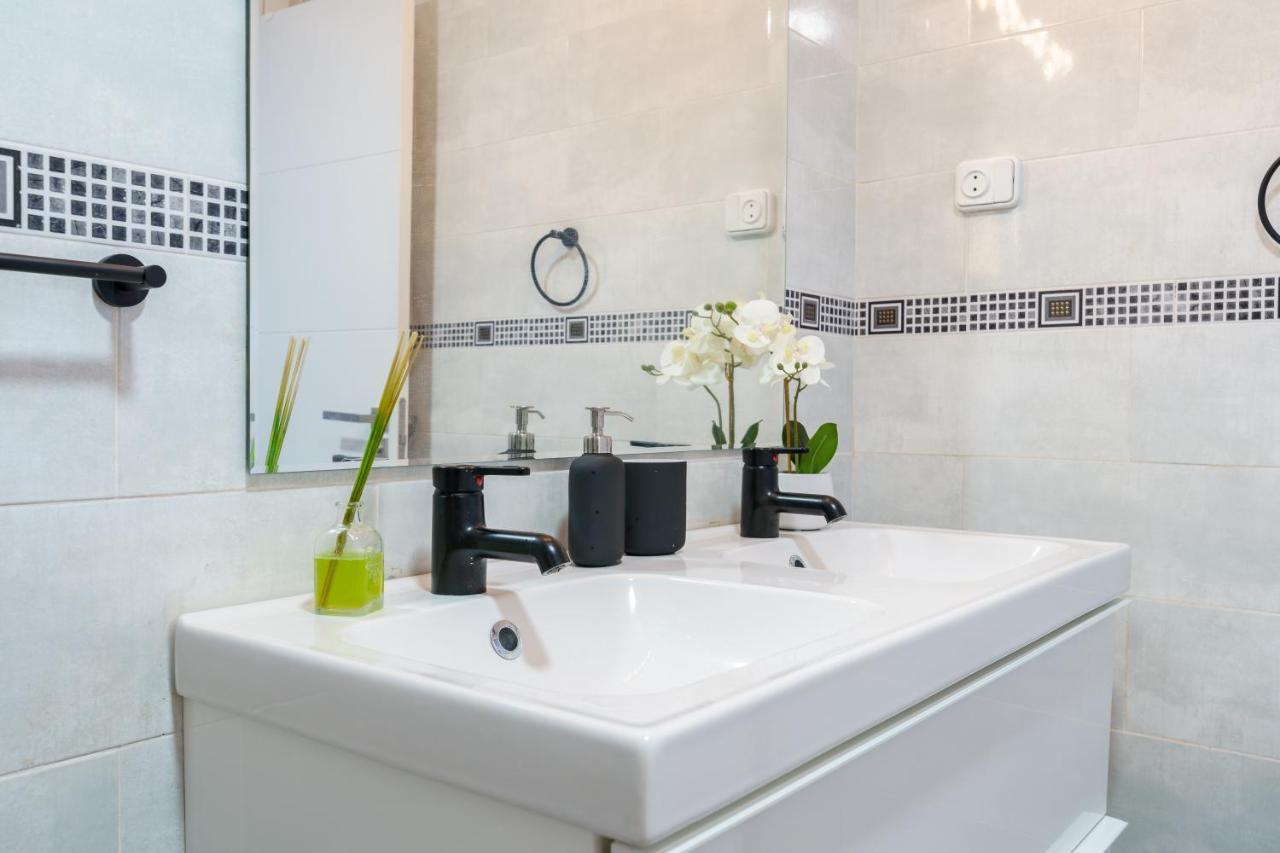 Chic Beachfront Flat With Amazing Sea Views And Private Indoor Parking Benalmadena Ngoại thất bức ảnh